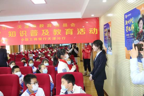 会议室里的人们
描述已自动生成